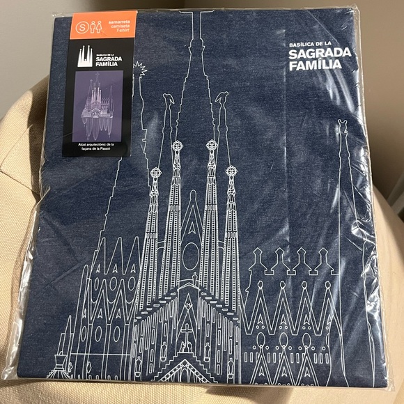 Unisex Sagrada Familia T-shirt - Picture 1 of 3